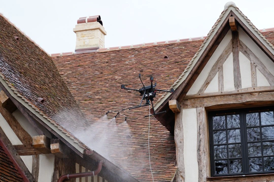 démoussage par drone toiture